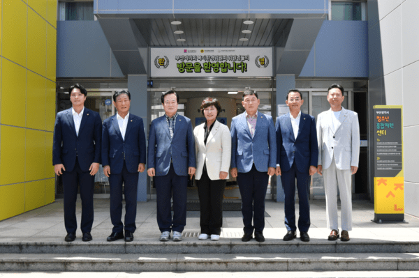 부산광역시청소년종합지원센터를 방문한 부산시의회 복지환경위원회.[부산시의회 제공]